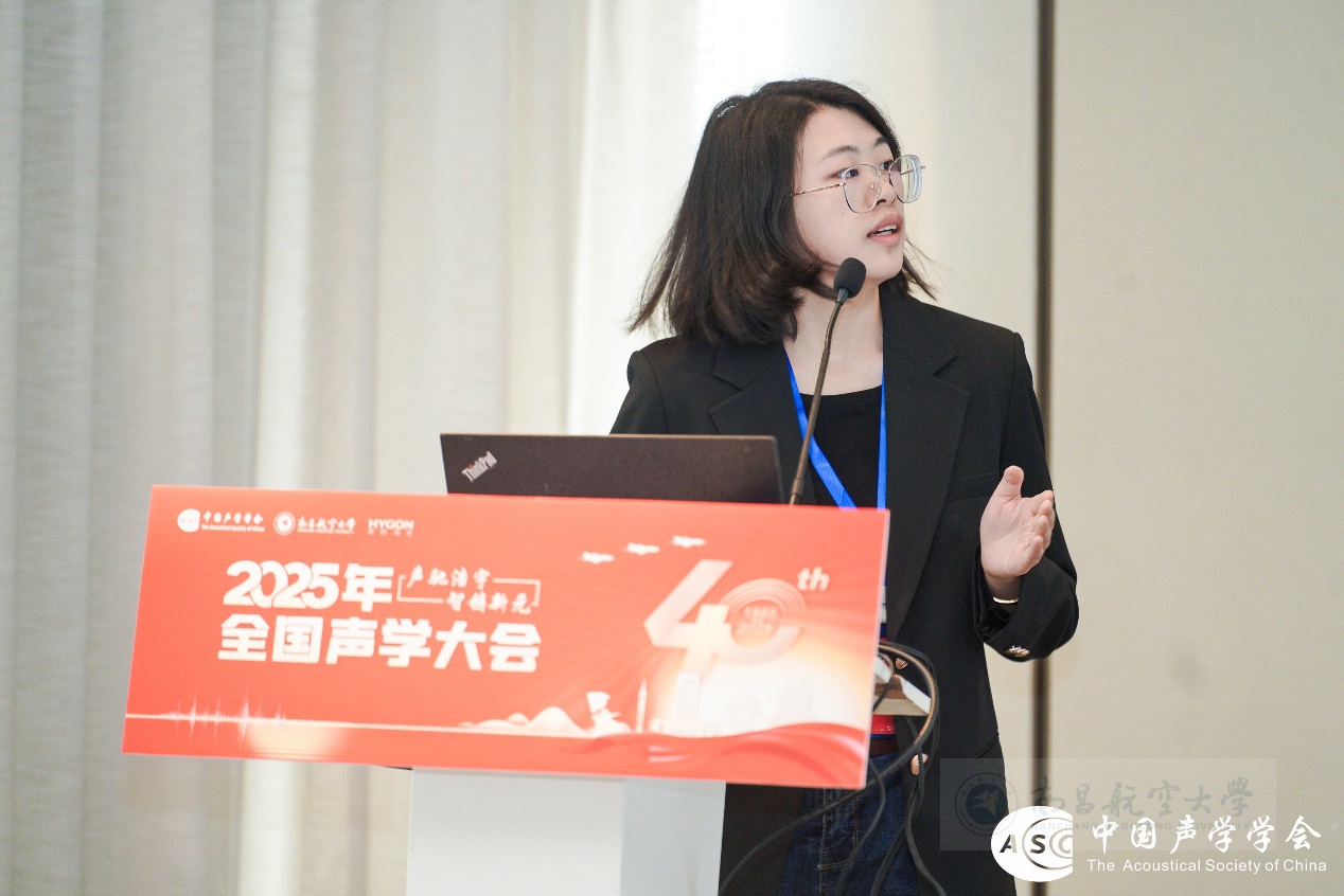 女人拿着手机

AI 生成的内容可能不正确。