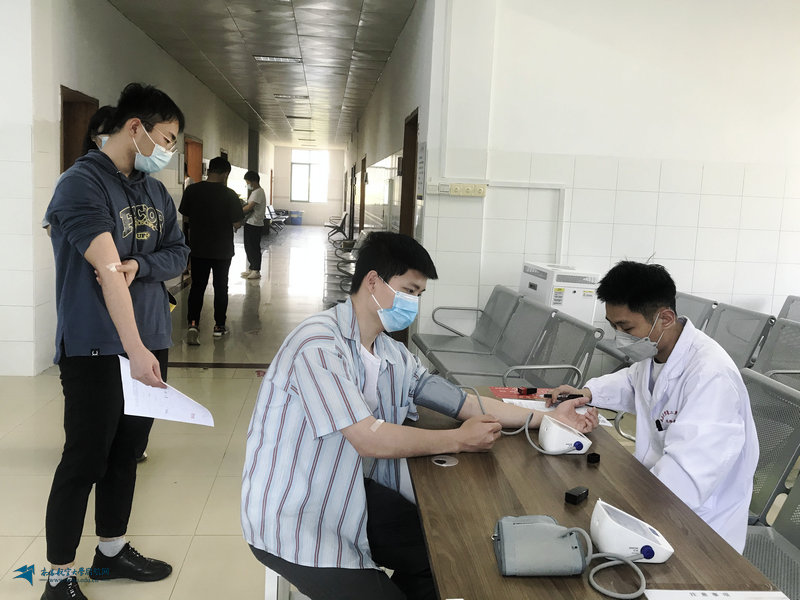 校医院联合二附院在校内开展研究生招生体检