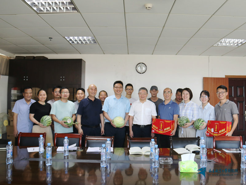 校领导看望慰问暑期在岗工作人员