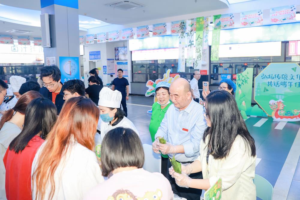 学校开展“弘扬传统文化，共话端午佳节”活动
