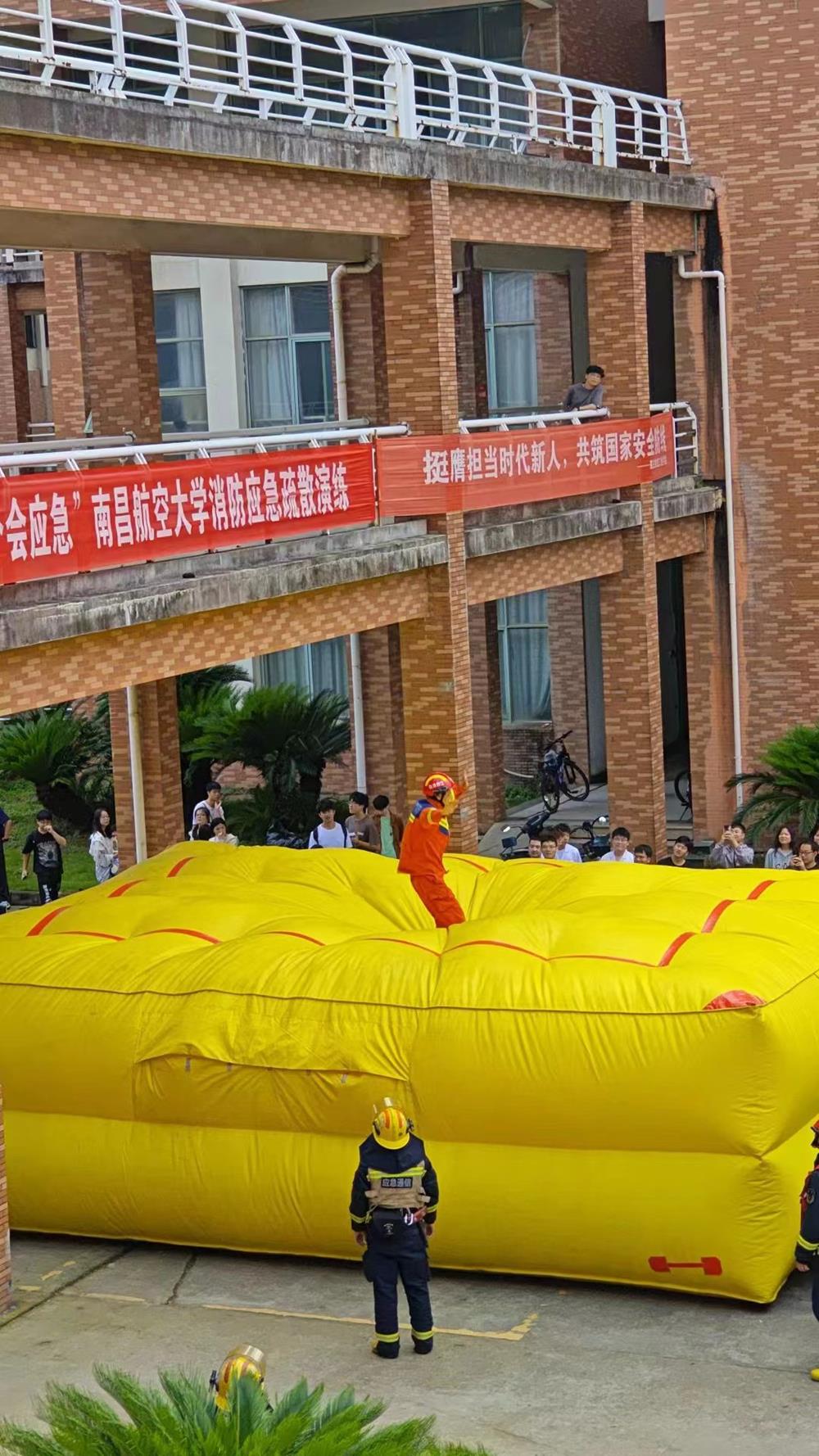 2、消防演练展示逃生气垫使用方法.Jpeg