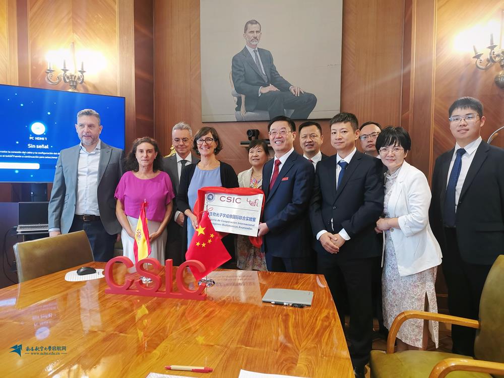 西班牙国家研究会、西班牙物理与信息技术研究所、中国驻西班牙使馆、与南昌航空大代表共同见证国际联合实验室成立。_副本.jpg