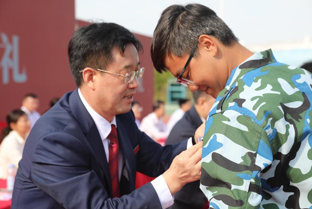 书记佩戴校徽.JPG