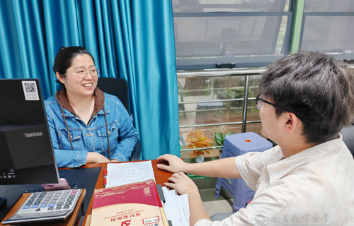 【微光成炬·昌航温度】灯下守初心 雨中暖归途——记孝彭书院黄丽霞老师二三事