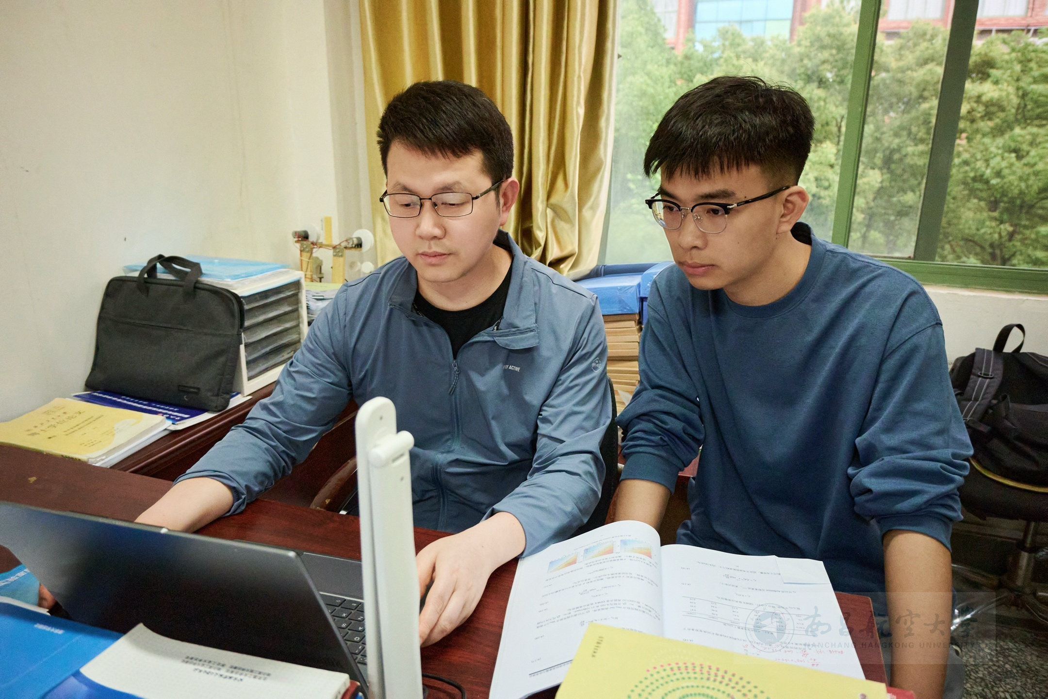 曾祥指导学生科研