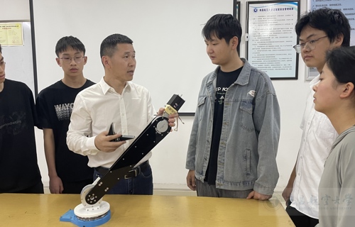 【微光成炬·昌航温度】信工学院杨词慧：以匠心守初心 以温情育桃李