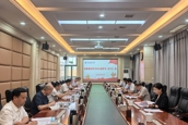 学校召开党委理论学习中心组学习（扩大）会