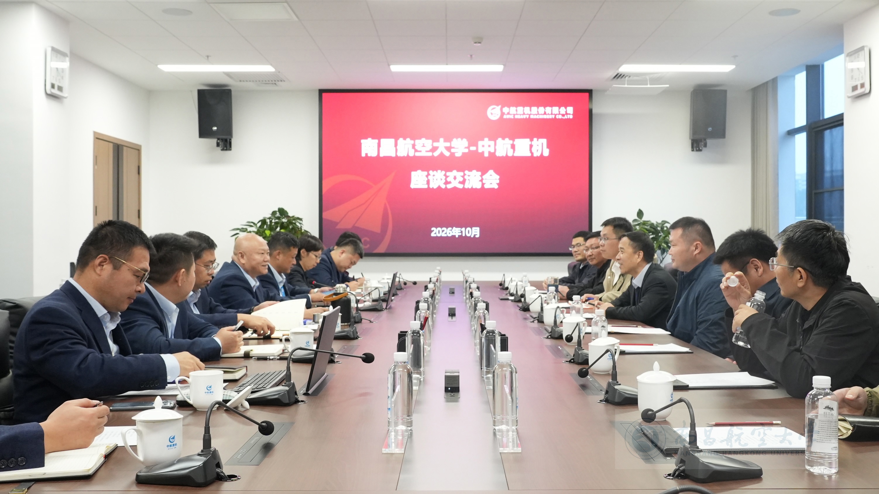 20261022南昌航空大学到中航重机调研_中航重机党委书记、董事长冉兴，南昌航空大学党委副书记、校长卢超参加 (130) - 副本